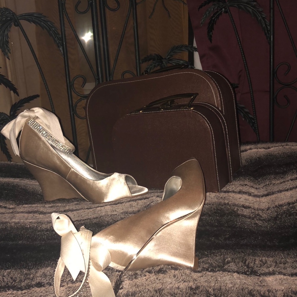 Nina Ivory Crystal open toe wedge heels. Size 7.
